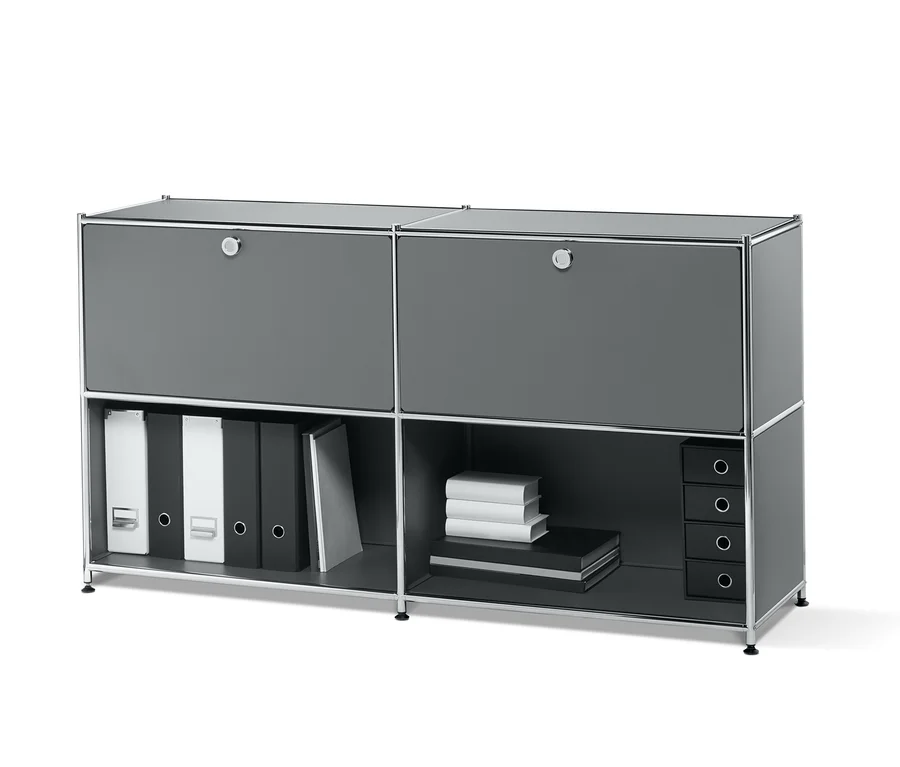Graues Metall-Sideboard mit 2 versetzbaren Klappenfächern und Regalen mit Büchern und Ordnern.