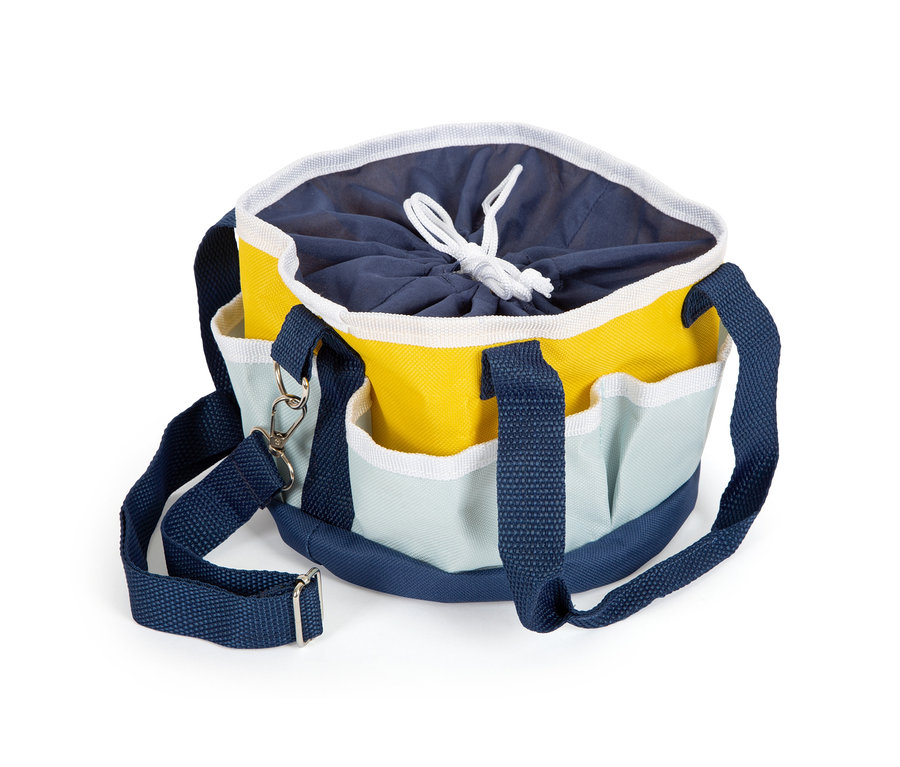 Draufsicht auf eine small foot Spielzeug-Pferdepflege-Set mit Tasche, blauem Innenraum, gelbem Oberteil und hellblauen Außentaschen.