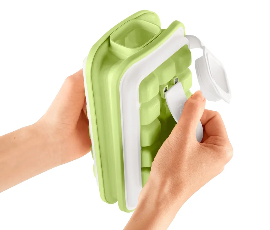 Frau hält Eiswürfelbereiter »ICEBREAKER® POP« in der Hand.