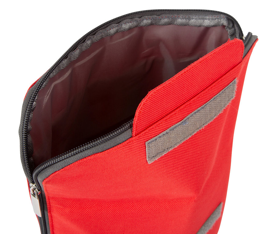 Geöffneter roter small foot Notarzt-Rucksack mit grauem Reißverschluss und Innenraum.