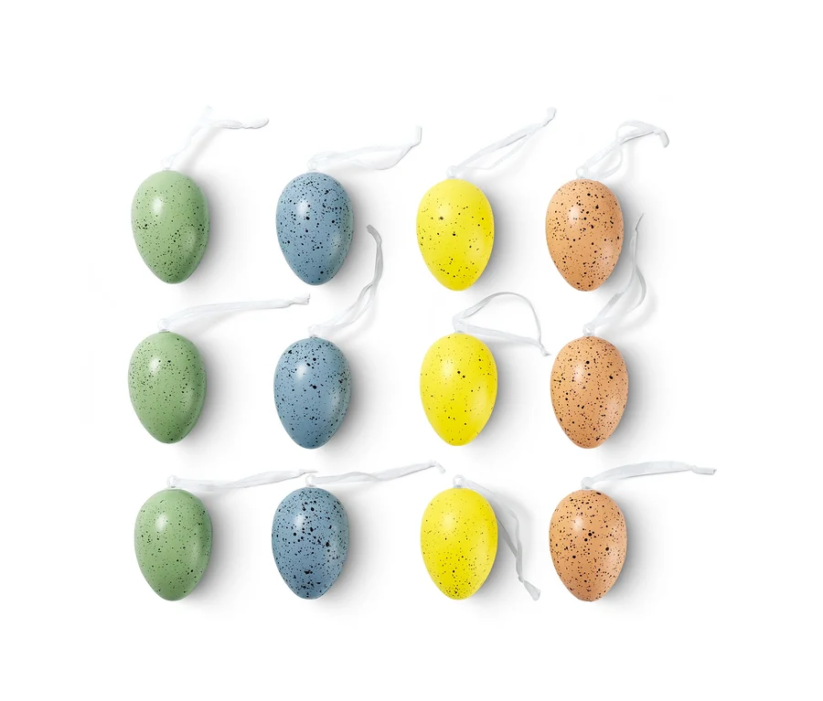 Zwölf Ostereier in Grün, Blau, Gelb und Braun mit weißen Bändern.