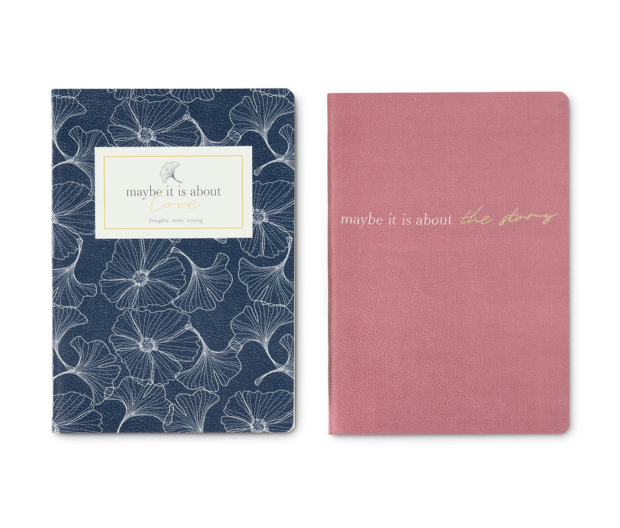Notizbuch-Set: Ein dunkelblaues Notizbuch mit weißen Blumen und Schriftzug, und ein pinkes Notizbuch mit Schriftzug.