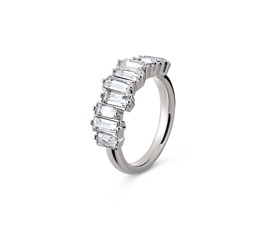 Ring, rhodiniert, mit Glaskristallen.