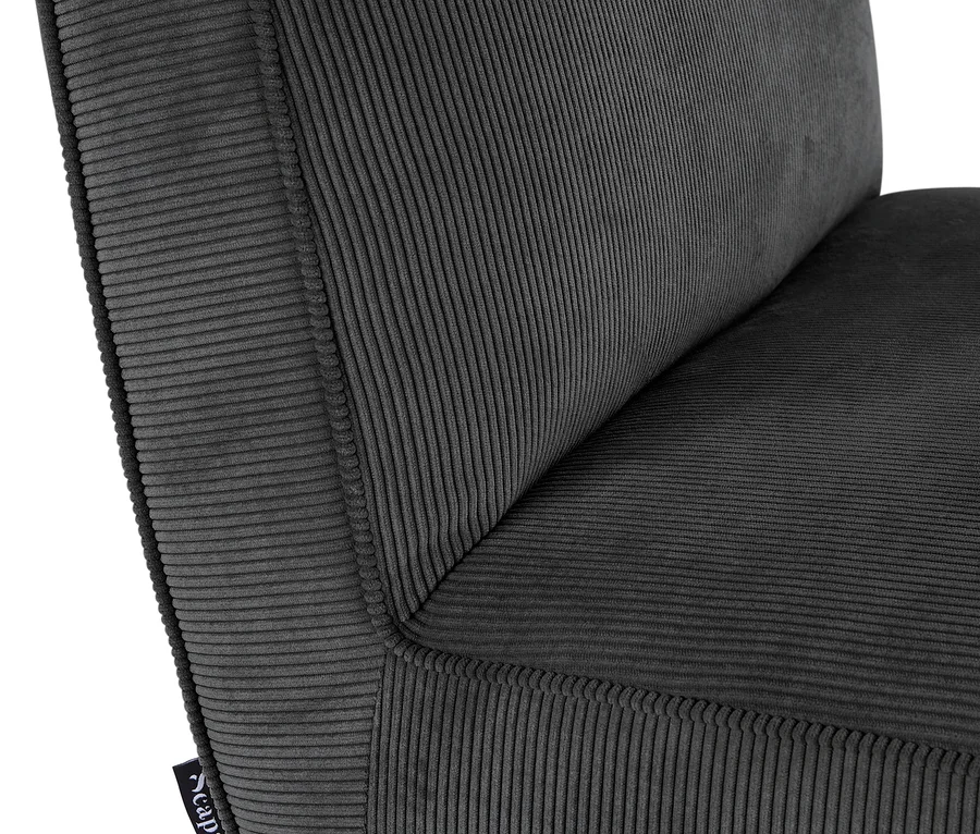 Detailansicht eines Design-Sessels mit Fußhocker von SCAPA, in Anthrazit.