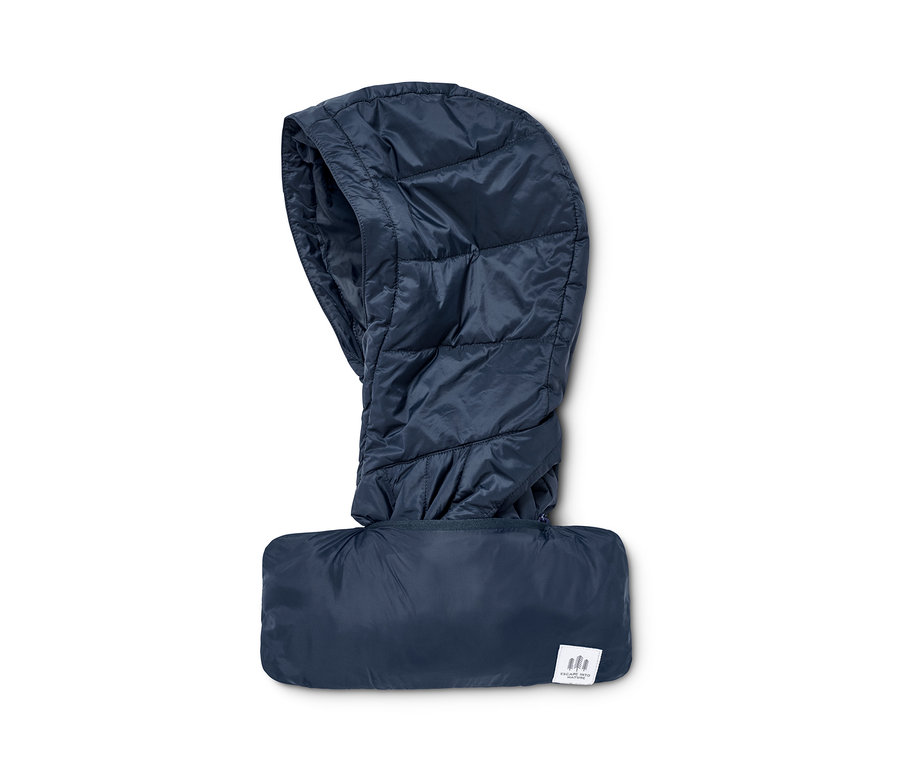 Eine dunkelblaue, packable Steppweste.