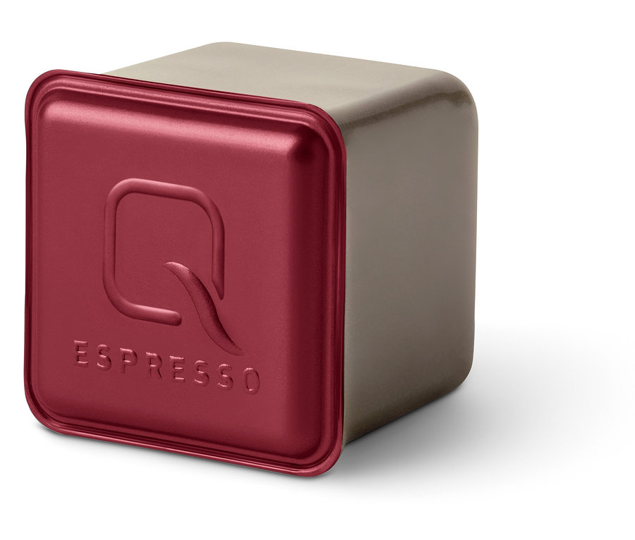 Eine quadratische Kapsel Qbo Espresso APANECA ANA mit weinrotem Deckel und Q-Logo auf weißem Hintergrund.