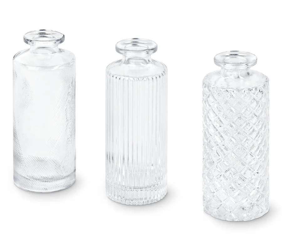 Ein Dekoflaschen-Set aus Glas mit drei Flaschen und unterschiedlichen Texturen.