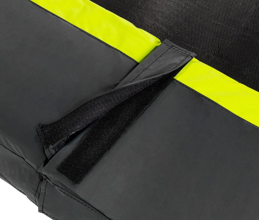Detailansicht des schwarzen Sicherheitsrandes eines EXIT Bodentrampolins »Silhouette sports«, Ø ca. 305 cm, mit neon gelbem Streifen und Klettverschluss.