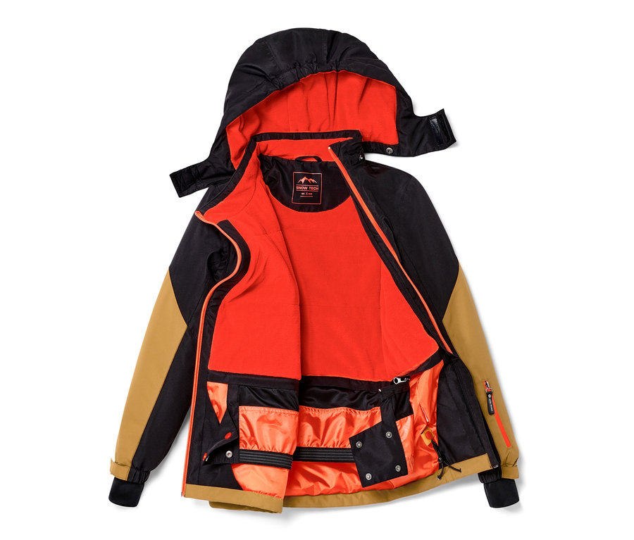 Geöffnete Kinder-Snowboardjacke in Schwarz und Braun mit orangefarbener Innenseite und Kapuze.