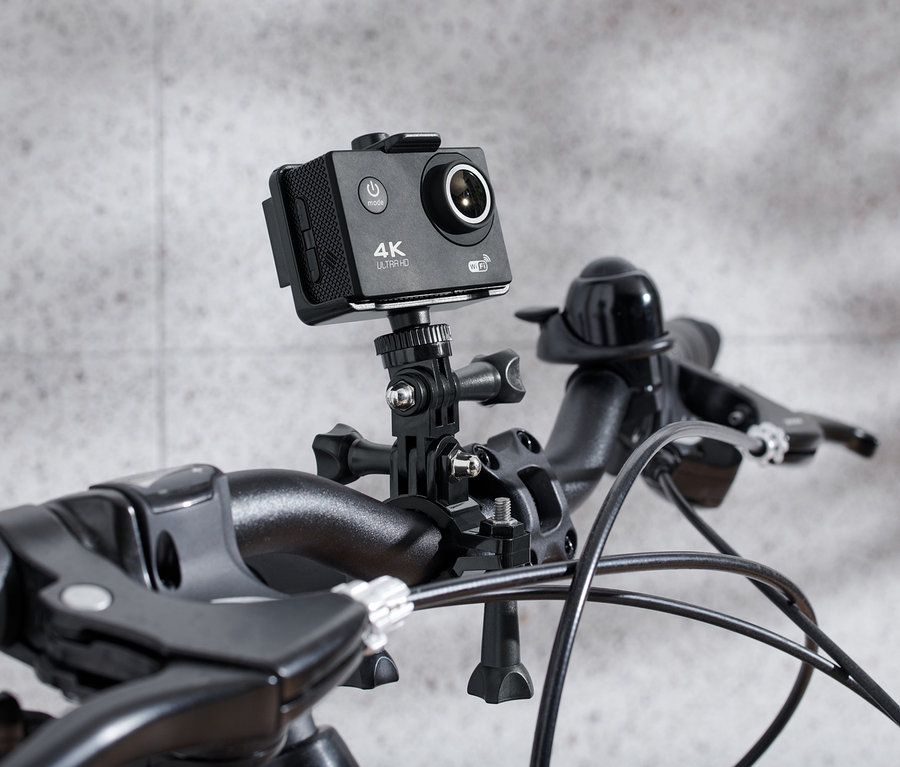 Nahaufnahme einer am Lenker eines Fahrrads montierten Action-Cam mit 4K-Auflösung.