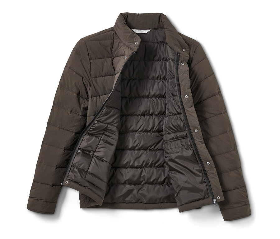 Eine offene, braune Steppjacke liegt auf einem weißen Hintergrund.