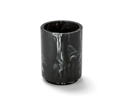 Ein marmorierter Utensilo in Schwarz und Weiß.