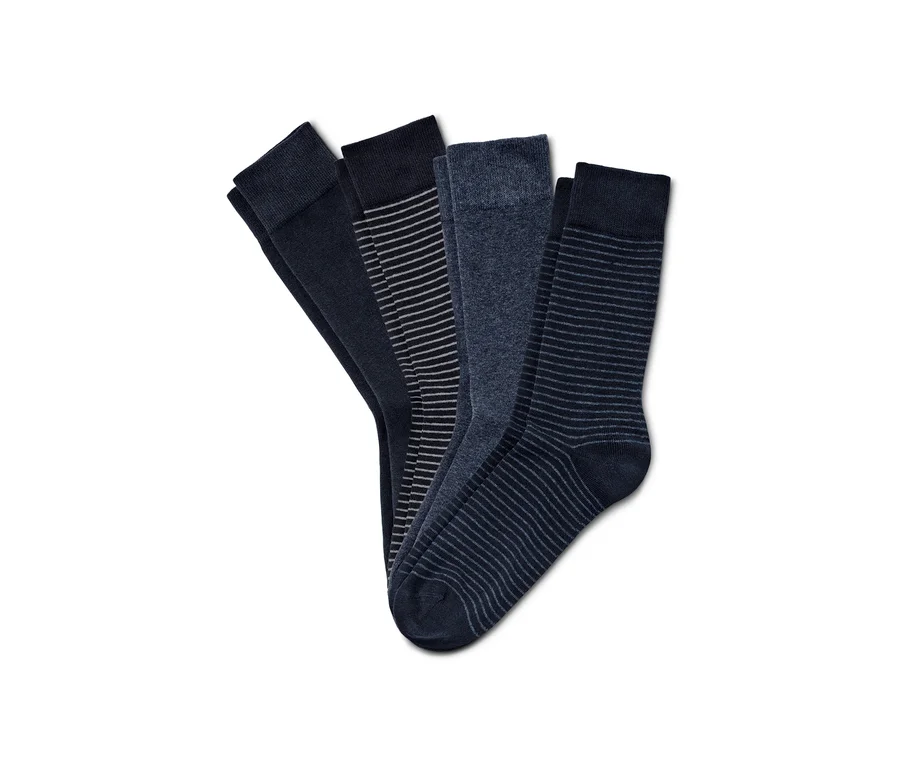 Vier Paar Socken in verschiedenen Farben und Mustern.