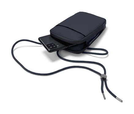 Dunkelblaue Anti-Frost-Handytasche mit schwarzem Handy darin.