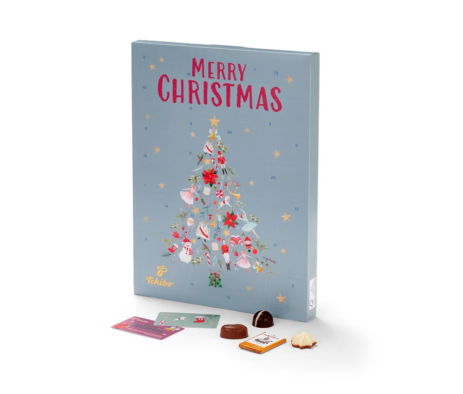Blauer Tchibo Adventskalender mit Weihnachtsbaum-Motiv und Pralinen.