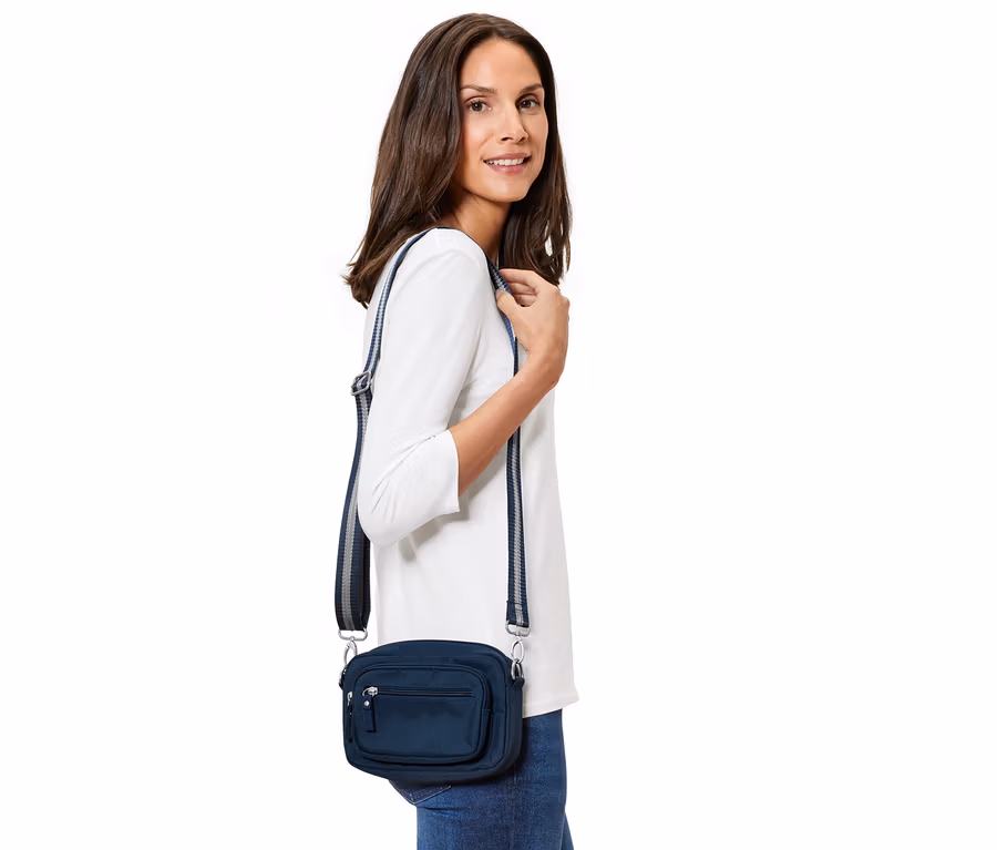 Frau posiert mit blauer Sicherheits-Umhänge-und-Bauchtasche.