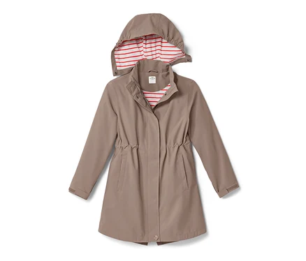 Ein Kinder-Allwetter-Trenchcoat in Braun mit einer Kapuze mit rot-weiß gestreiftem Futter.