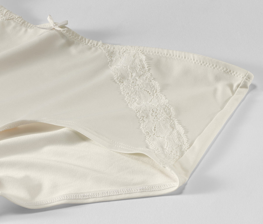 Nahaufnahme von 2 Pantys, creme, mit Spitze.