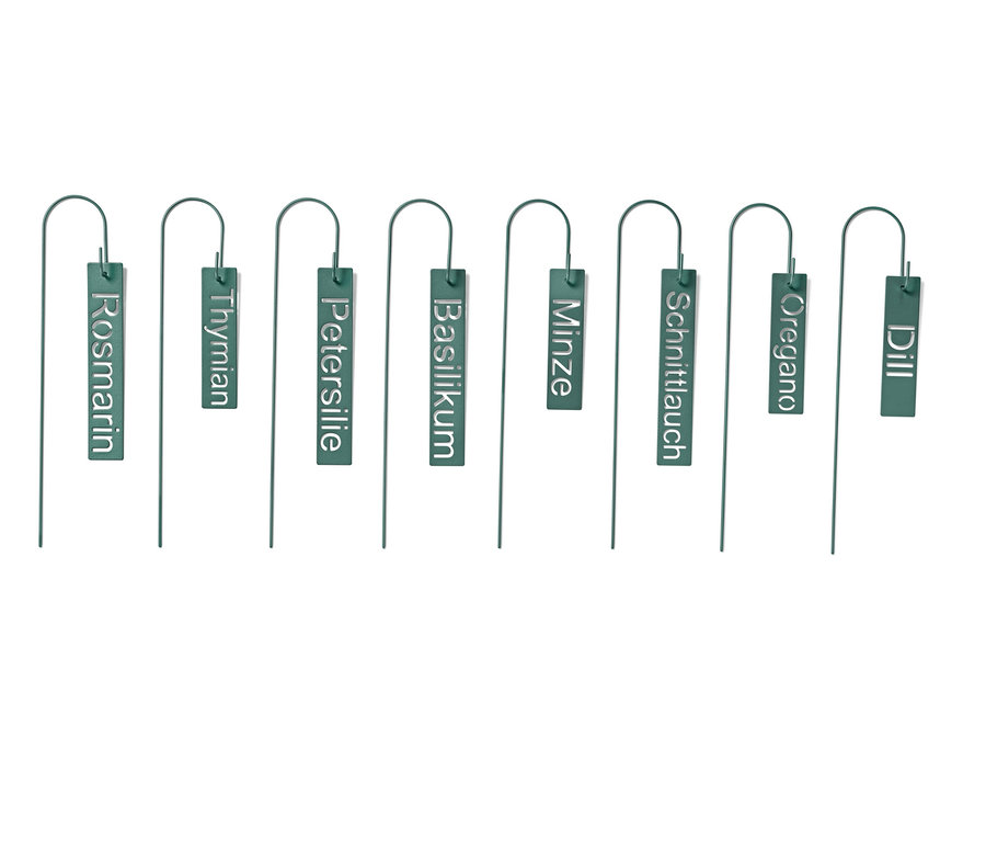 Eine Reihe grüner Kräuterschilder mit Beschriftungen.