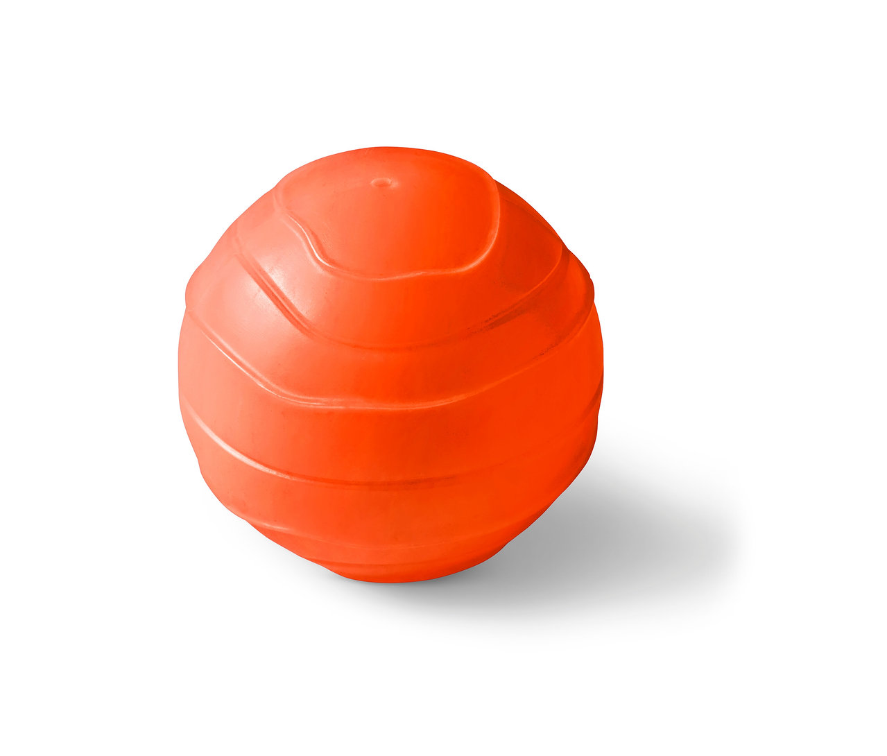 Orangefarbenes Hundespielzeug »Snackball« auf weißem Hintergrund.