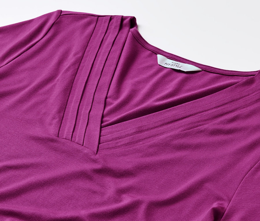 Detailansicht eines Shirts mit Faltendetail in Berry-Farbe