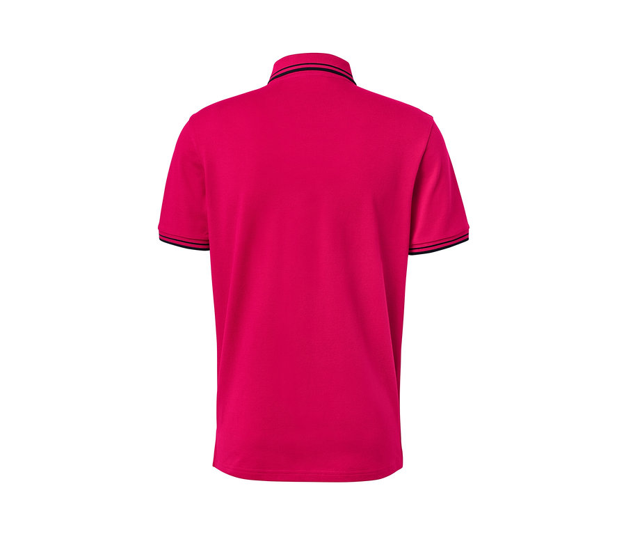 Rückansicht eines pinkfarbenen Piqué-Poloshirts.