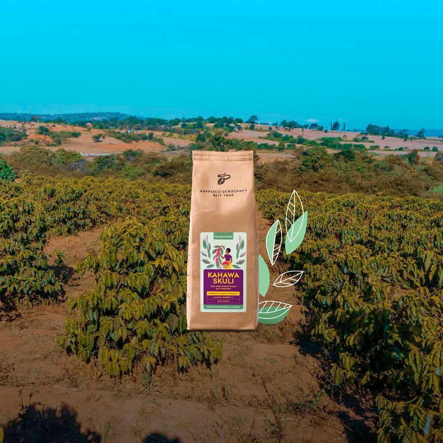 Eine Packung Kahawa Skuli Kaffee auf einer Kaffeeplantage.