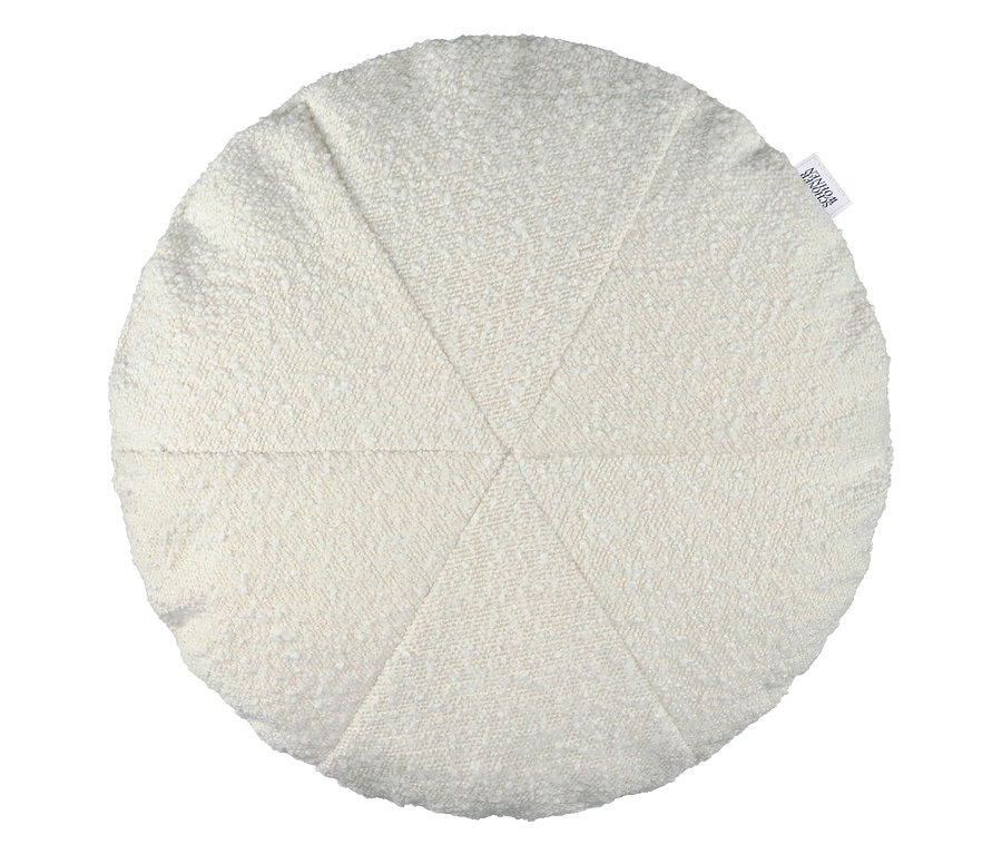 Detailaufnahme eines runden, weißen Sitzkissens mit strukturierter Oberfläche und sechs gesteppten Segmenten.