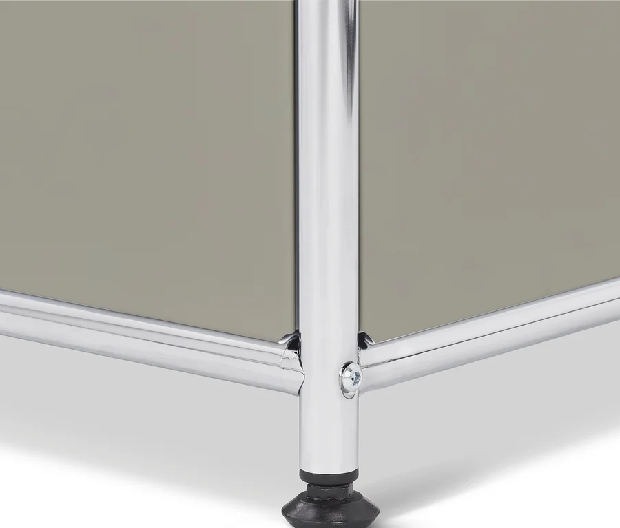 Detail einer hellgrauen Garderobe Metall »CN3« mit 2 Klappenfächern und 2 Schubladen.