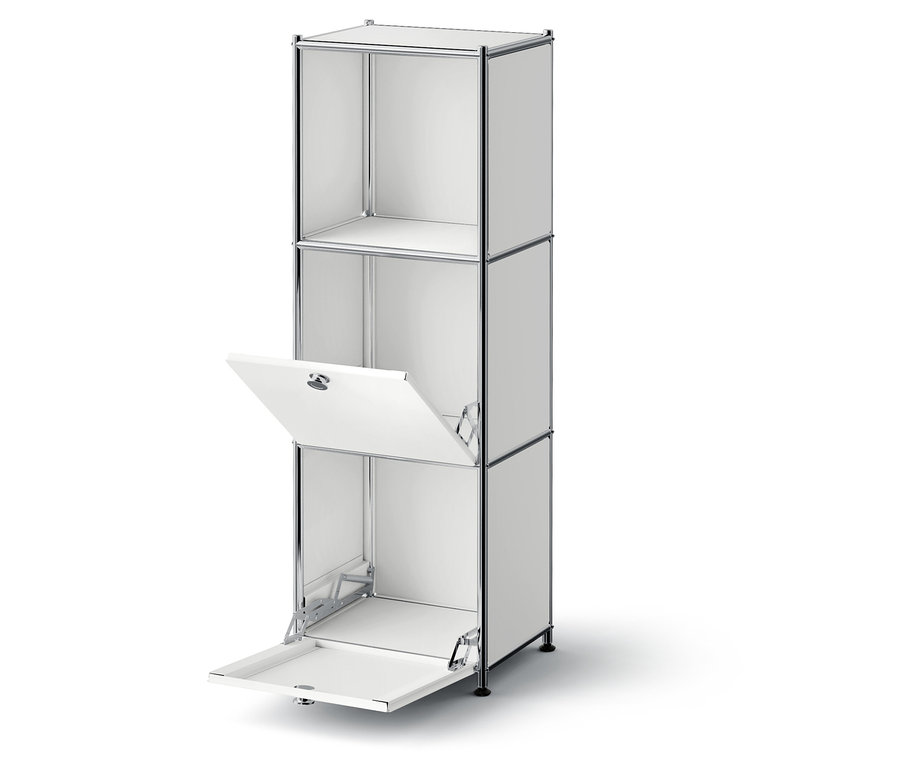 Ein dreistöckiger, weißer Schrank, bei dem eine Tür geöffnet ist.