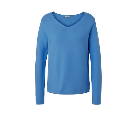 Hellblauer Strickpullover mit V-Ausschnitt.
