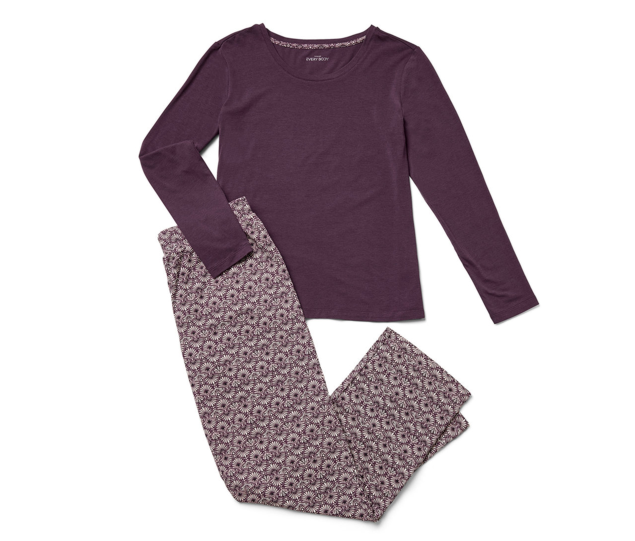 Ein lila Schlafanzug mit langen Ärmeln und einer geblümten Hose liegt auf einem weißen Hintergrund.