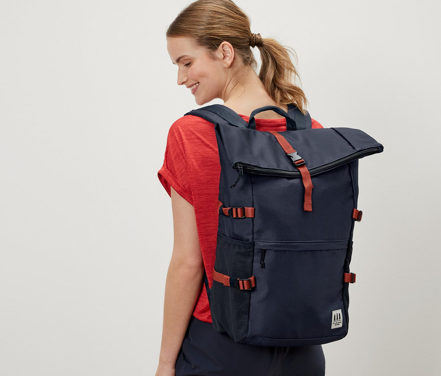 Frau trägt einen Outdoor-Rucksack.