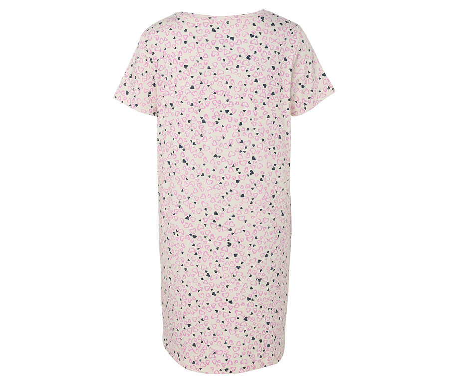 Rückansicht eines weißen, kurzärmeligen Nachthemds mit rosa und schwarzen Herzchen bedruckt.