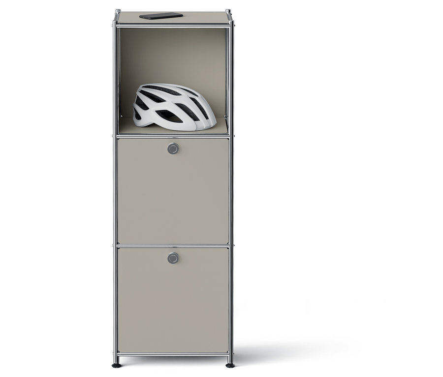 Schmaler Schrank mit zwei grauen Schubladen und einem weißen Fahrradhelm oben.