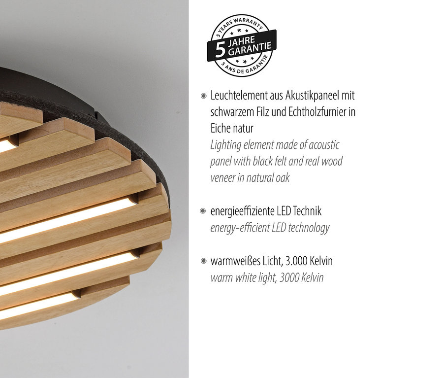 Detail einer Deckenleuchte mit Lamellen aus natürlichem Eichenholz und LED-Beleuchtung.