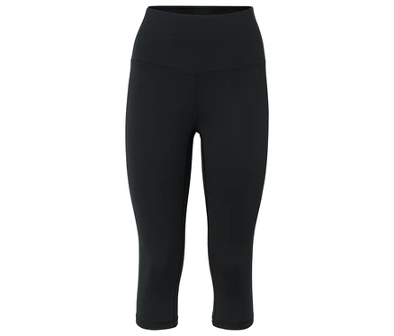 Schwarze Dreiviertel-Leggings auf weißem Hintergrund.