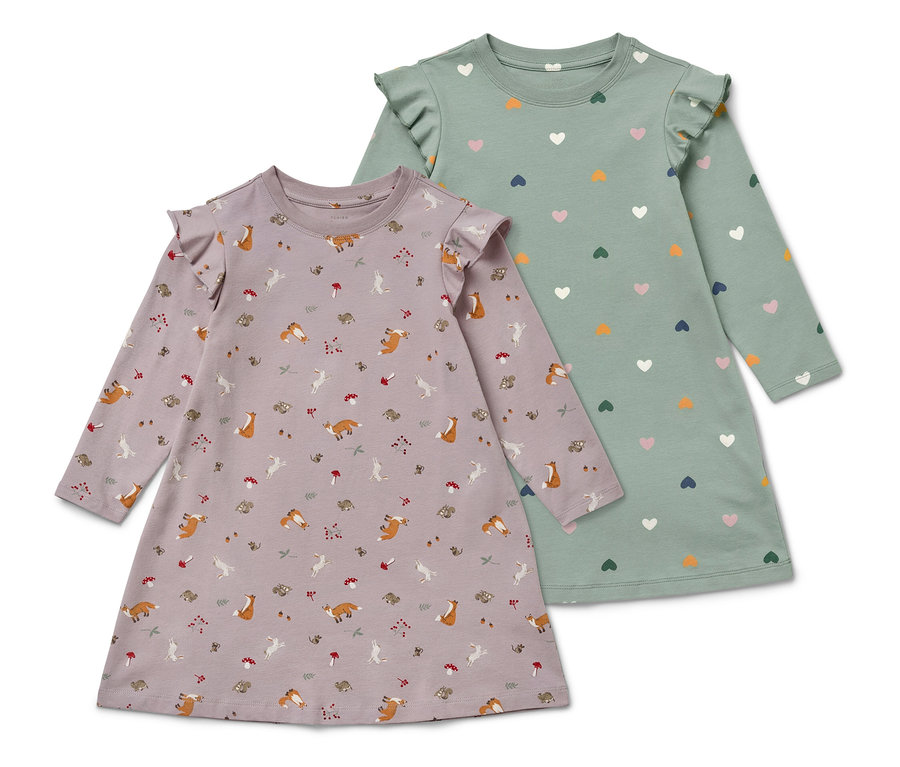 Zwei Kinderkleider mit langen Ärmeln. Eines ist lila mit Tiermuster, das andere grün mit Herzmuster.