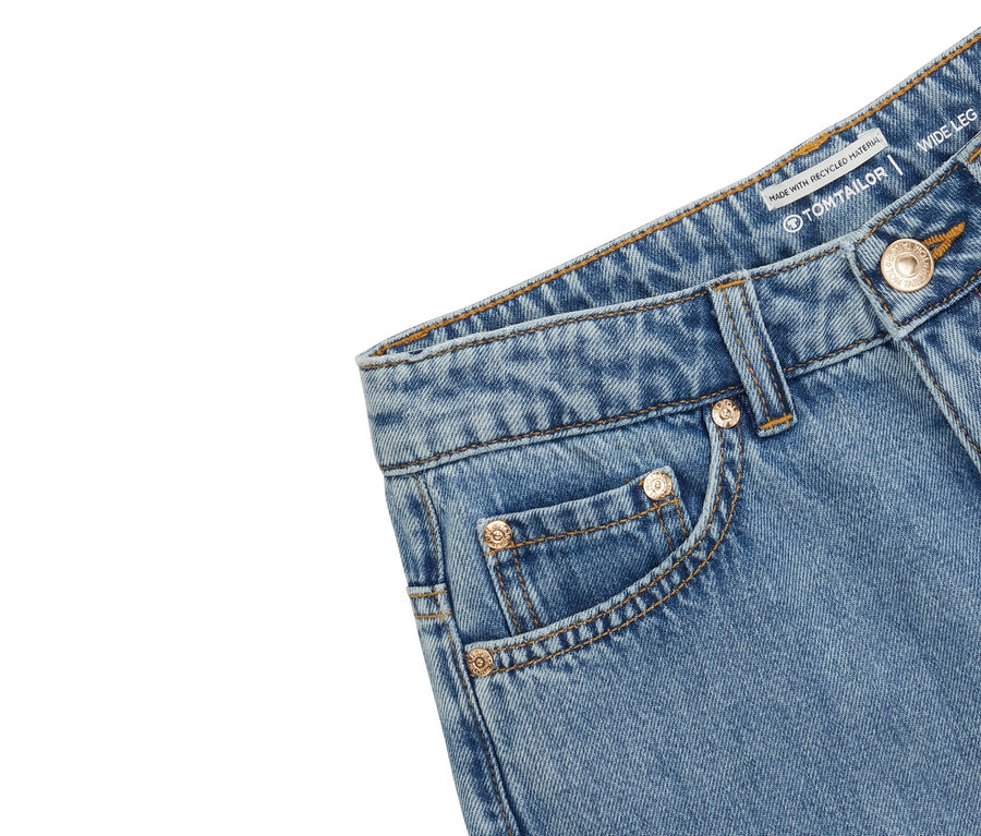 Detailaufnahme einer blauen Tom Tailor Wide-Leg-Jeans mit Tasche und Knöpfen.