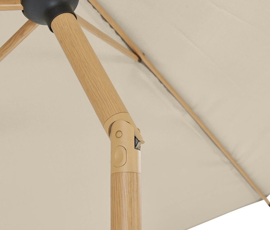 Detailaufnahme eines beigen Leco Marktschirms in Holzoptik mit Abdeckhaube.
