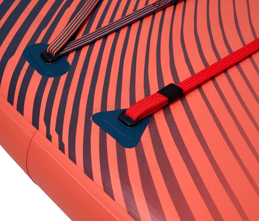Detailaufnahme eines Aqua Marina SUP Board »Monster« 12'0" mit orangefarbenem Muster und blauen Halterungen.