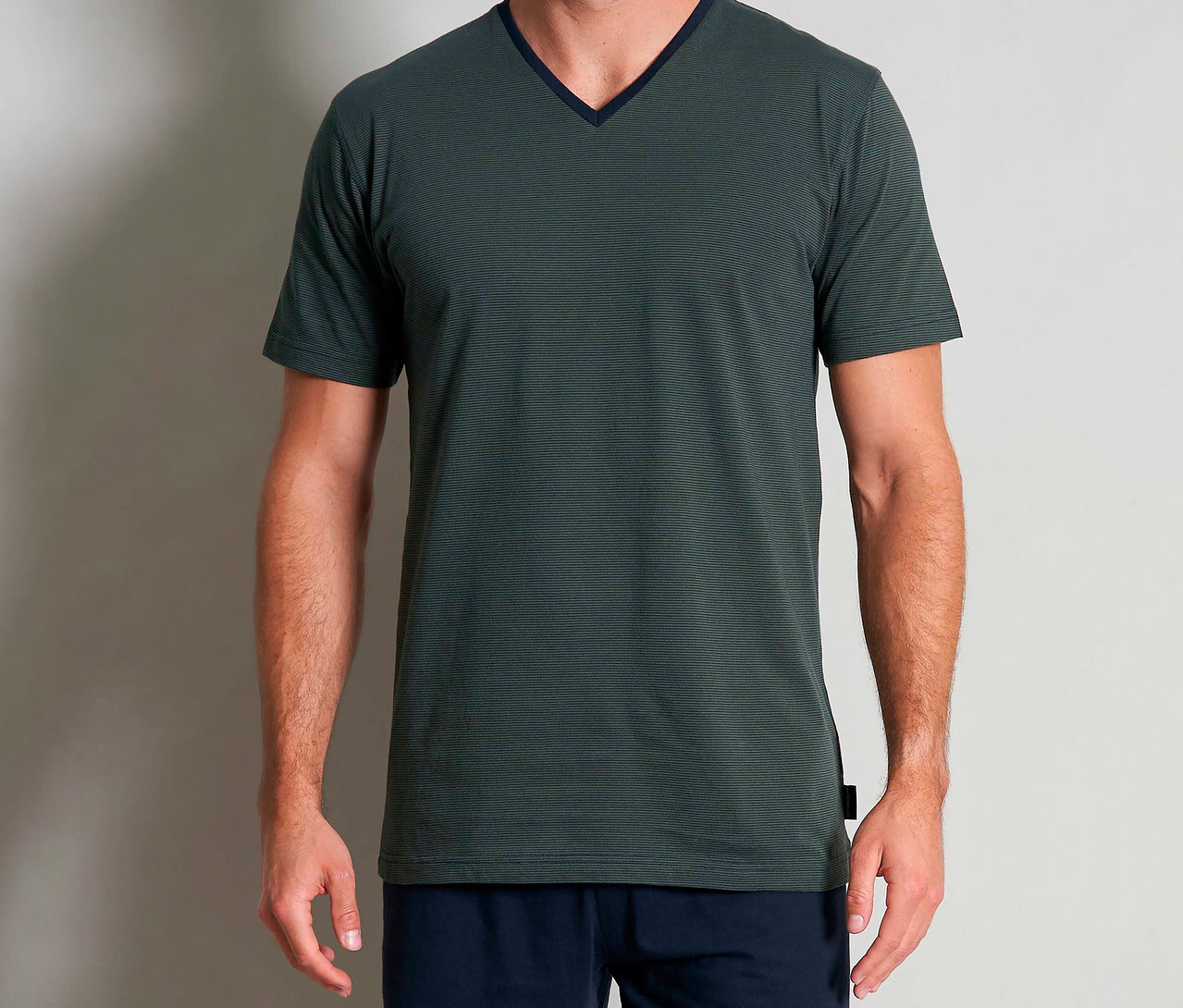 Mann trägt grünes Tom Tailor Shorty-Pyjama-Set »Nevada« mit V-Ausschnitt und kurzen Ärmeln.