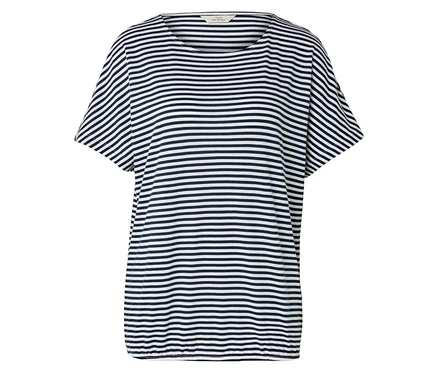 Gestreiftes, locker sitzendes T-Shirt mit kurzen Ärmeln vor einem weißen Hintergrund.