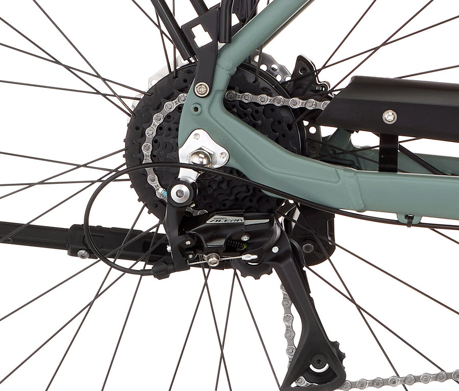 Nahaufnahme vom Hinterrad eines Fischer Viator 2.1, 50 cm Fahrrads, das Kettenrad, Kette und Umwerfer zeigt.