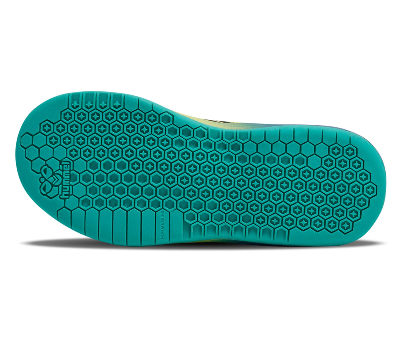 Nahaufnahme der Sohle eines gelben hummel® Multiplay Flex VC JR Schuhs mit sechseckigem Profil.
