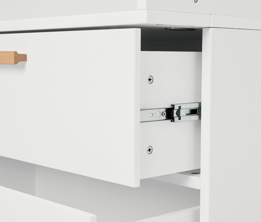 Detailansicht eines geöffneten, weißen Möbelschranks mit hellbraunen Griffen.