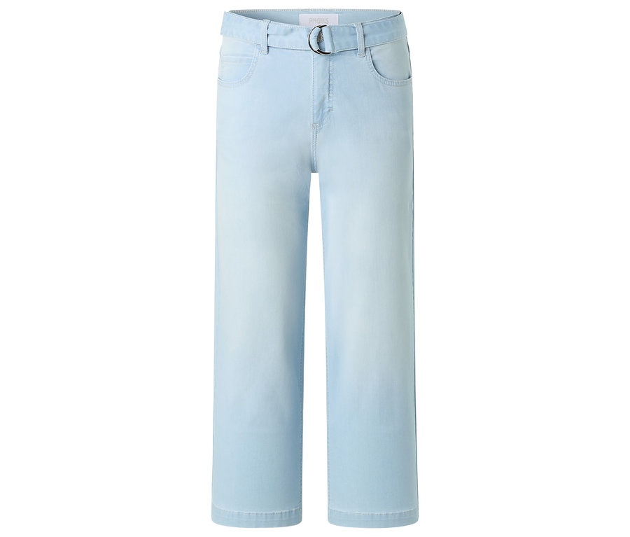 Helle, locker sitzende Jeans mit Gürtel.