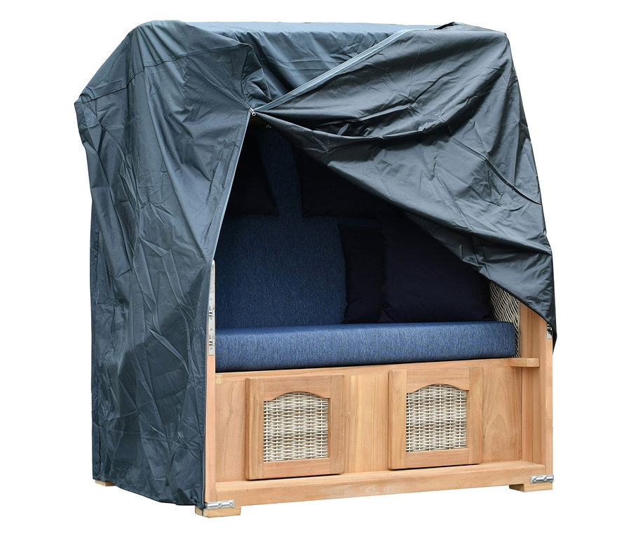 Strandkorb aus Holz mit blauen Kissen und einer grauen Schutzhülle.