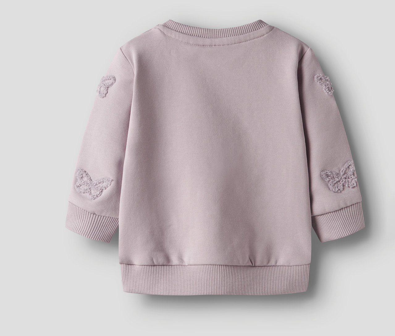 Rückansicht eines lila NAME IT Baby-Sweatshirts mit Schmetterlingsapplikationen an den Ärmeln.