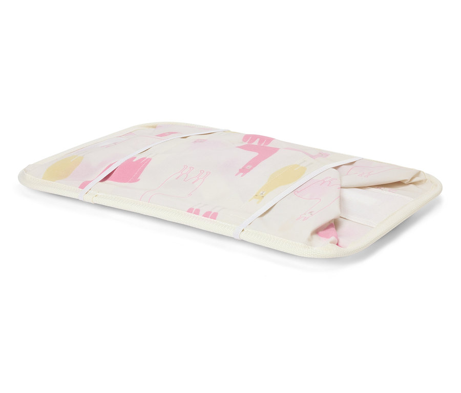 Eine zusammengefaltete, cremefarbene Wickelauflage mit rosa und gelben Illustrationen.